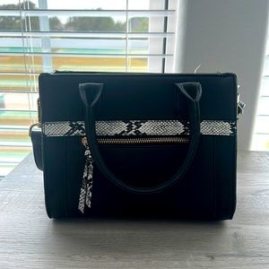 Beautiful black purse + snake details 👜✨